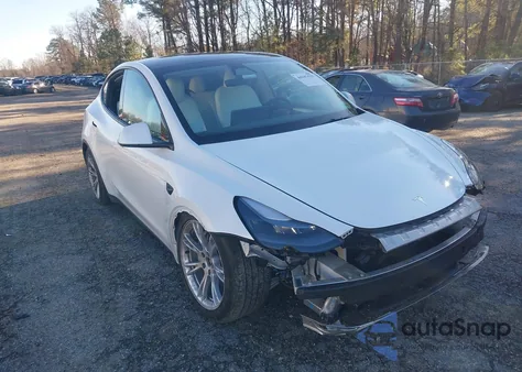 2024 Tesla Model Y Long Range Dual Motor All-Wheel Drive/Rwd z USA, uszkodzony, nr VIN 7SAYGDED2RF010631